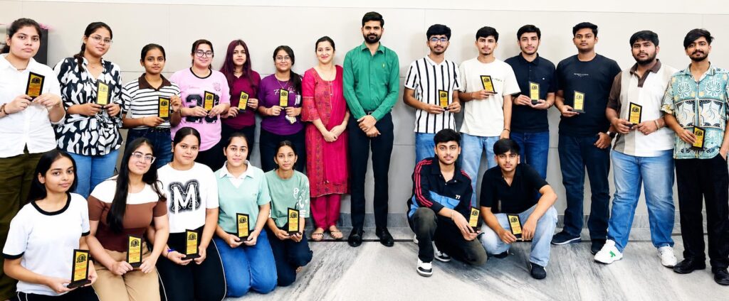 सीबीएसई के परीक्षा परिणाम में शानदार प्रदर्शन करने वाले डिवाइन एकेडमी तरावड़ी के विद्यार्थी।