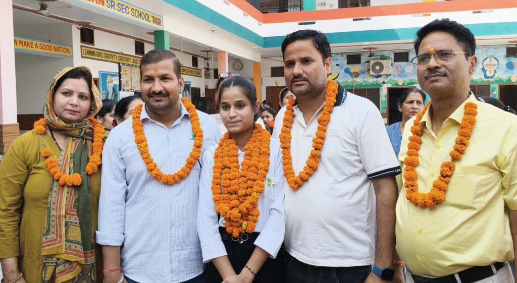 गीता मॉडर्न सीनियर सैकेंडरी स्कूल तरावड़ी के मेधावी बच्चे एवं जानकारी देती टॉपर भव्या वर्मा।