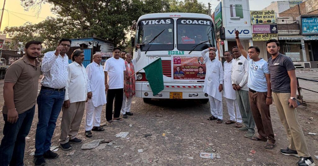 54वीं नि:शुल्क बस यात्रा को त्रिवेणी चौक हुड्डा मार्केट से स्व. लाला धर्मपाल सिंगला के भांजे रमेश गर्ग उर्फ महेशी प्रधान द्वारा हरी झंडी दिलाकर रवाना किया