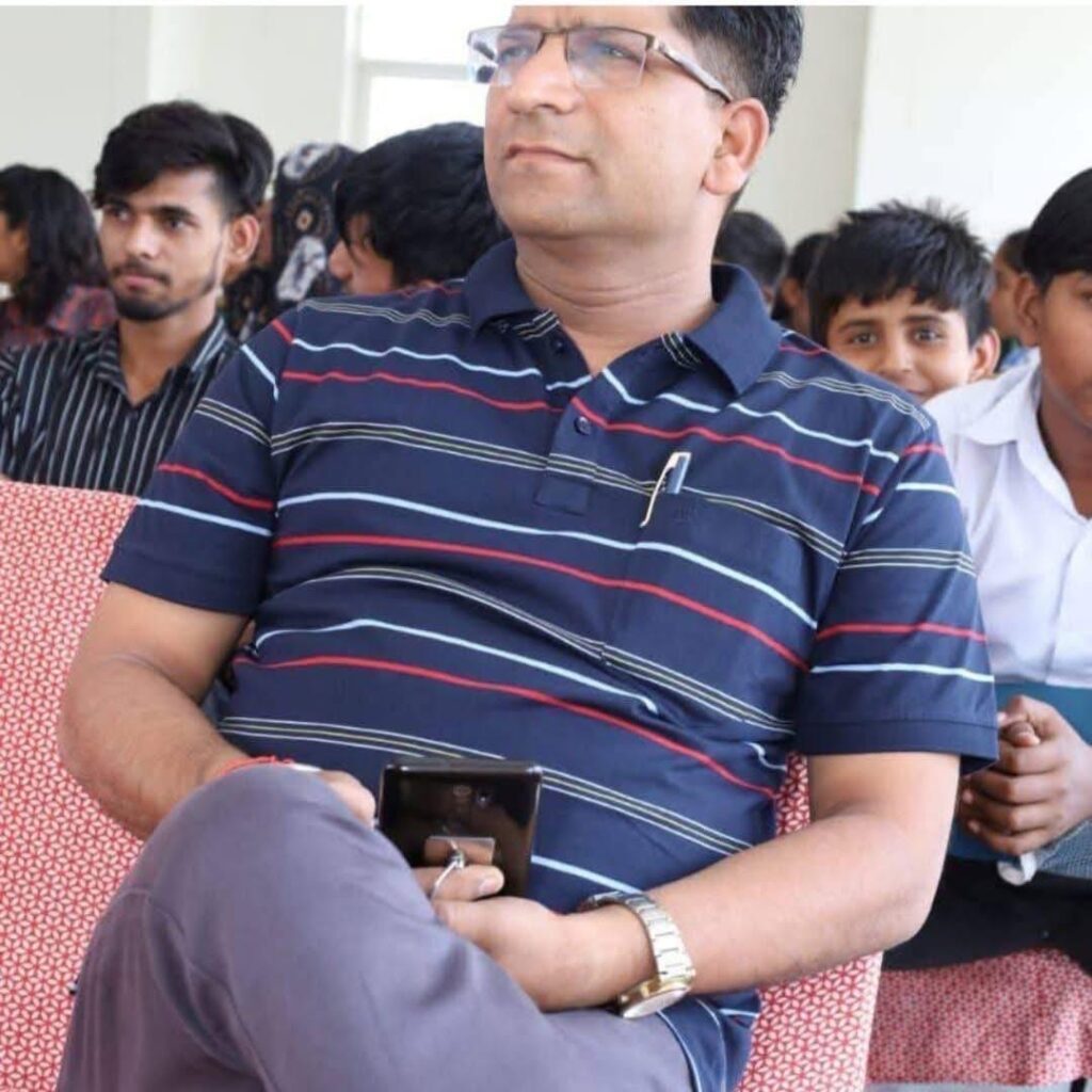 नरवाना नगरपरिषद के वार्ड नं. 20 से पार्षद प्रतिनिधि विनोद राइका ने कहा पिछड़ी वार्डों में विकास की अनदेखी हुई नगर परिषद नरवाना में पारदर्शिता और समान विकास पर उठते सवाल हमारा संविधान ग्रामीण और शहरी क्षेत्रों में स्थानीय स्वशासन की मजबूत व्यवस्था प्रदान करता है,