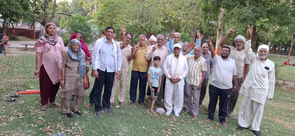 जनहित में 'मेगा मिशन जनसंपर्क अभियान' के तहत राष्ट्रीय सामाजिक संगठन लोक सेवा मंच के पदाधिकारी शहर के ऐतिहासिक नेहरू पार्क में सीनियर सिटीजंस से मिलने पहुंचे
