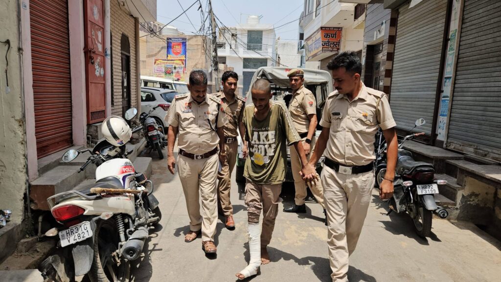 नरवाना में फिरौती कांड गुंडागर्दी बर्दाश्त नहीं होगी-कृष्ण बेदी नरवाना : नरवाना में फिरौती मांगने वाले घायल मुख्य आरोपी को सौरभ की दुकान पर ले जाते पुलिस