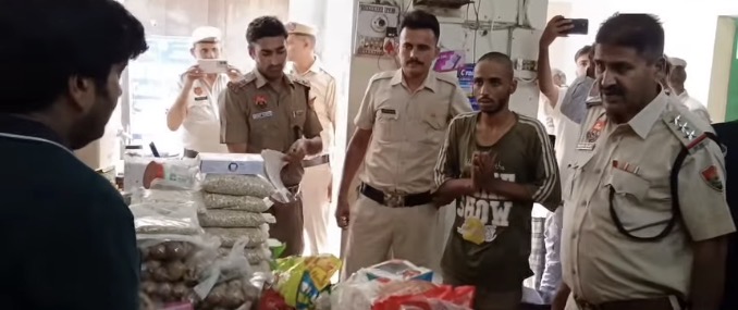 नरवाना : नरवाना में फिरौती मांगने वाला सौरभ की दुकान पर हाथ जोडे खडा घायल शिनाखत के लिए लाया गया मुख्य आरोपी नरवाना : नरवाना में फिरौती मांगने वाला सौरभ की दुकान पर हाथ जोडे खडा घायल शिनाखत के लिए लाया गया मुख्य आरोपी