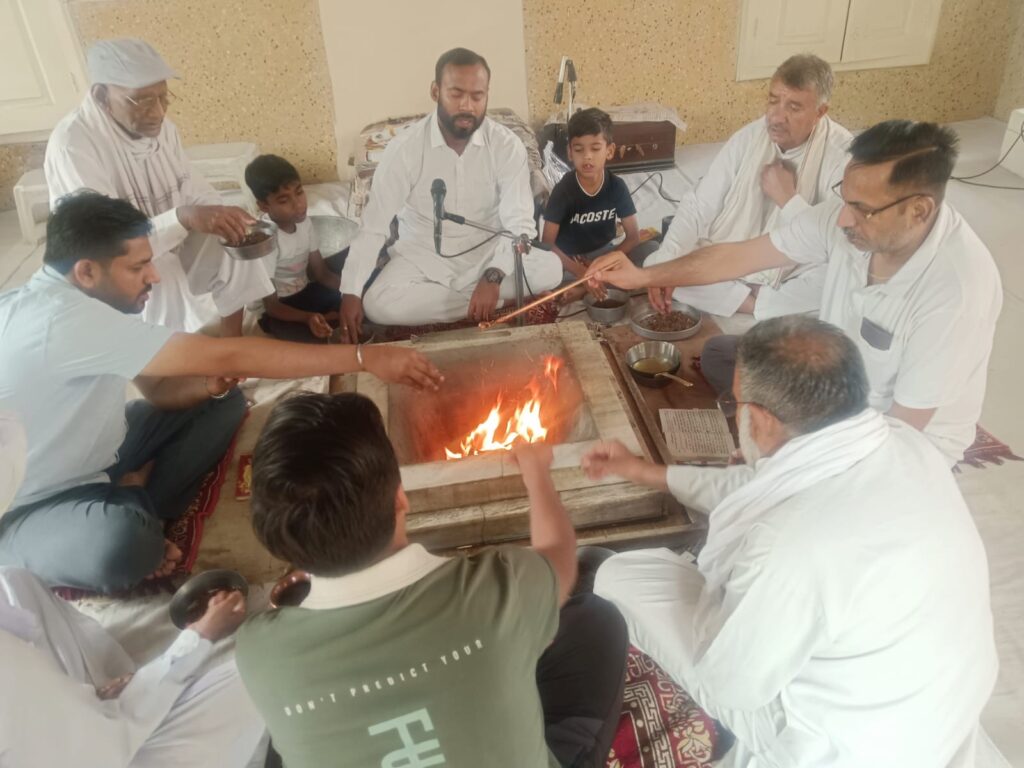 नरवाना : विश्व यज्ञ दिवस पर आयोजित कार्यक्रम में यज्ञ-हवन में आहुति डालते लोग ।