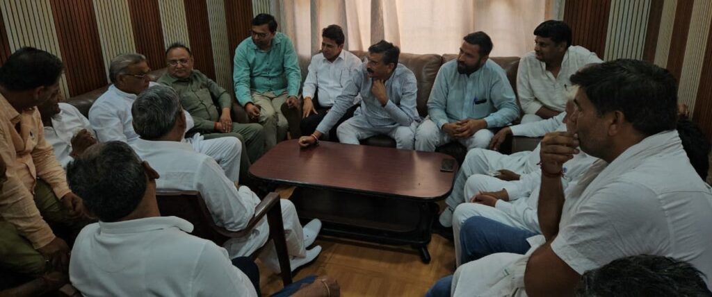 नरवाना : रविवार को कैबिनेट मंत्री कृष्ण बेदी के साथ संयुक्त बैठक में मौजूुद मंडी एसोसिएशन, खरीद एजेंसी और प्रशासनिक अधिकारी