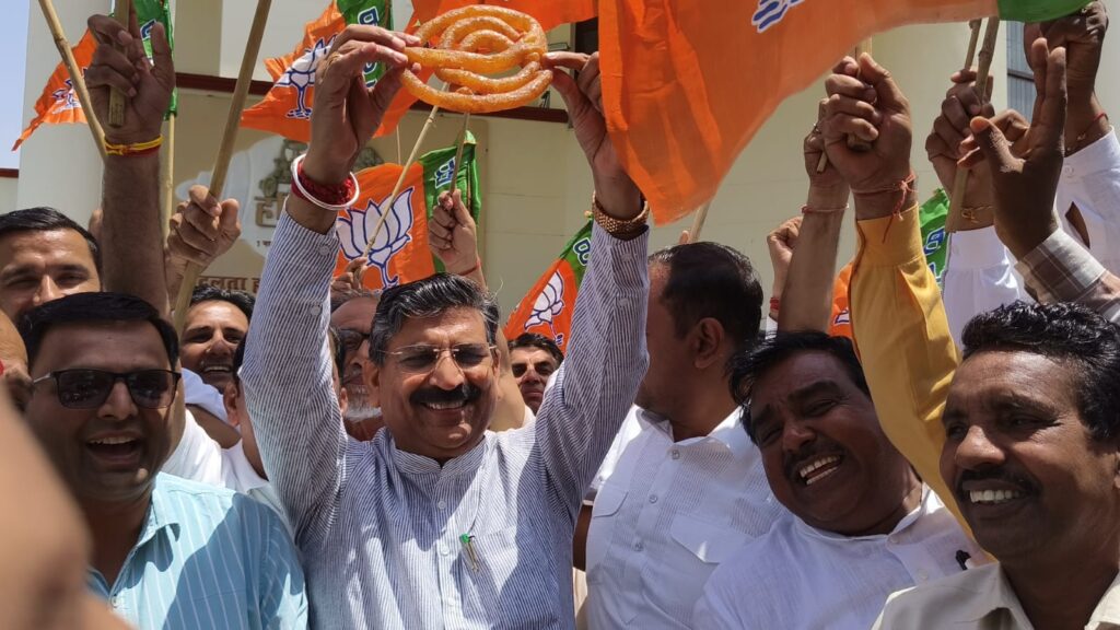 विपक्ष पर तंज़ कसते हुए कैबिनेट मंत्री ने कहा कि विपक्षी नेता जन सरोकार को भुला चुके हैं, इसीलिए जनता उन्हें बार-बार नकार रही है।