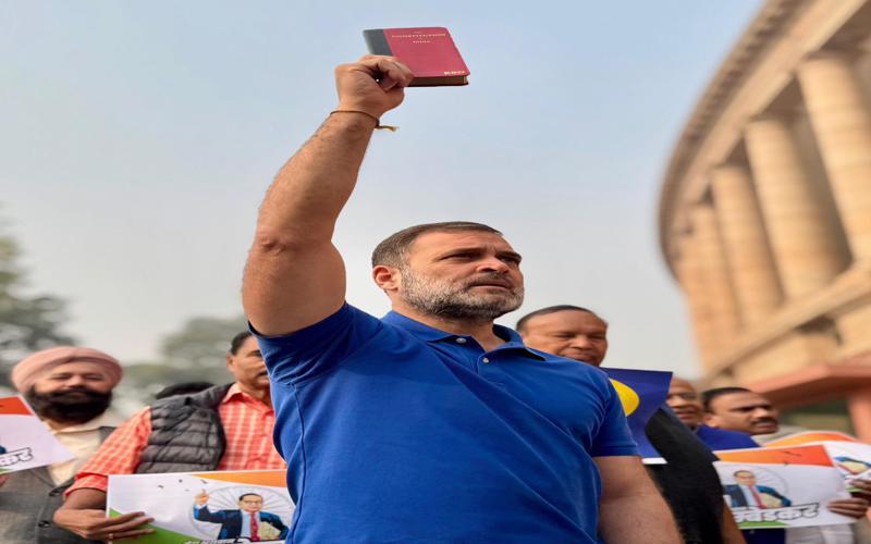 राहुल-प्रियंका देश के ‘हीरो राहुल गाँधी