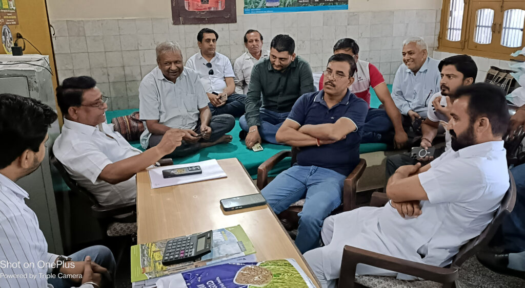 बाबैन मे खाद विक्रताओं की बैठक लेते हुए सहायक पौधा संरक्षण अधिकारी डा. सुरेश कुमार।