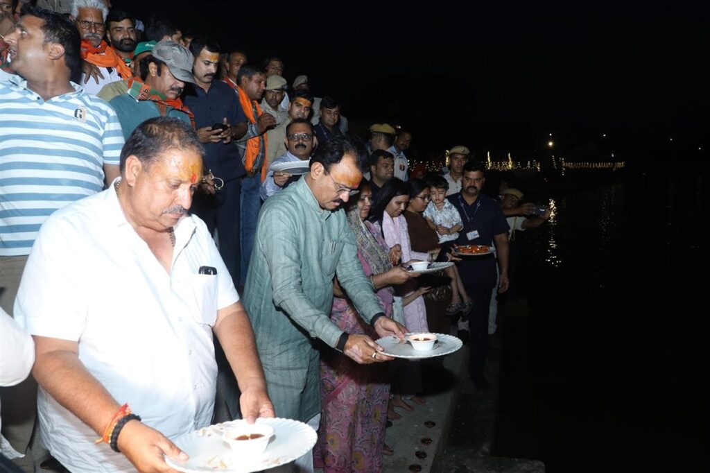 डॉ. प्रेमचंद बैरवा ने राजसमंद जिले के हमेरपाल तालाब पर किया दीपदान और महाआरती
