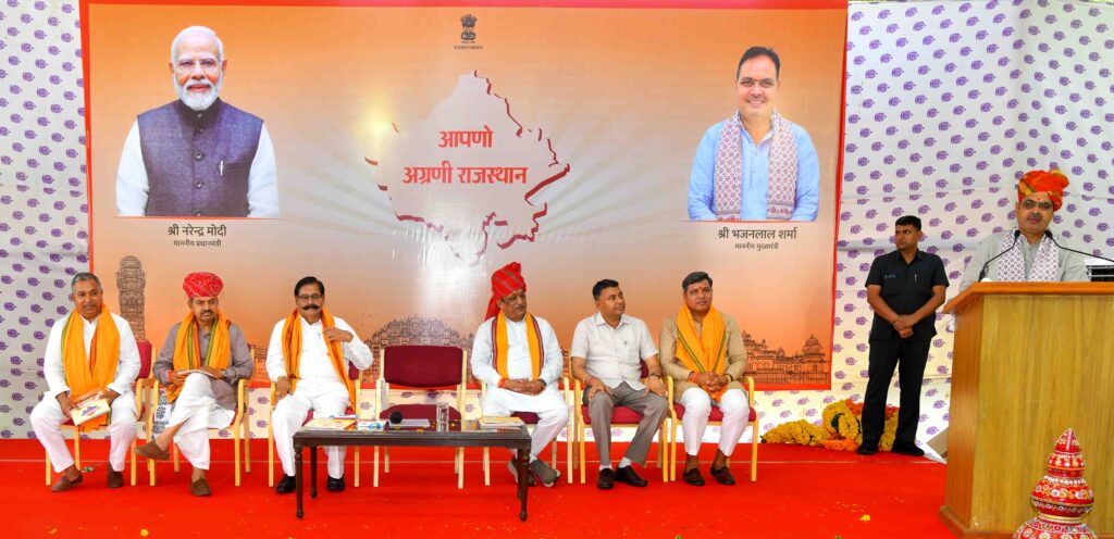 समारोह को संबोधित करते हुए मुख्यमंत्री ने कहा कि बदलते परिवेश में माटी कला के हितधारकों की समस्याओं का निराकरण करने तथा समाज के कल्याण एवं जीवन स्तर को और अधिक बेहतर बनाने की दिशा में हर संभव प्रयास किया जा रहा है।