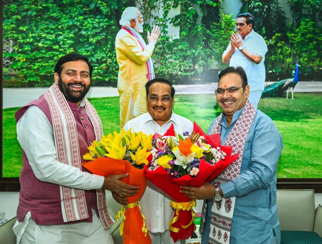 राजस्थान मुख्यमंत्री भजन लाल और हरियाणा के नायब सैनी मिलते हुए 