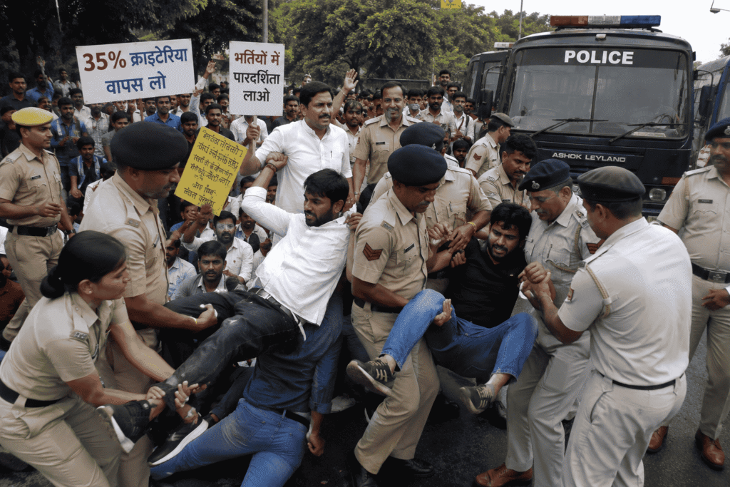 Panchkula HPSC Protest: 35% क्राइटेरिया के विरोध में युवाओं पर पुलिस कार्रवाई, पंचकूला में HPSC कार्यालय घेराव के दौरान 35 प्रतिशत पात्रता नियम के विरोध में प्रदर्शन कर रहे युवाओं को पुलिस द्वारा हिरासत में लेते हुए दृश्य