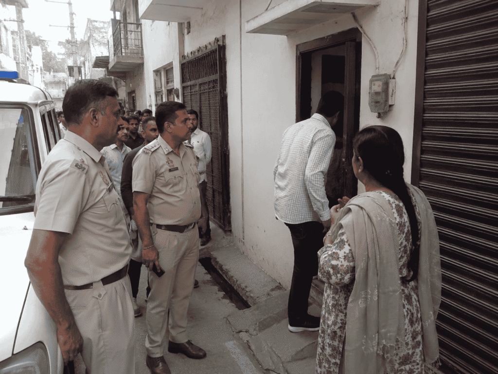 अंबाला कैंट में बंद मकान से दो बहनों के सड़े शव मिले 15 दिन से घर में थीं अकेली अंबाला कैंट के प्रीत नगर इलाके में बंद मकान के बाहर जांच करती पुलिस टीम और आसपास जुटे स्थानीय लोग।