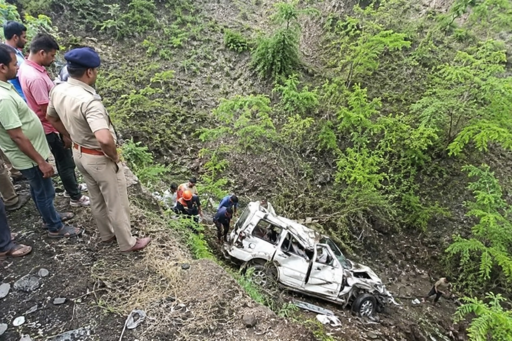 अंबेनली घाट में दर्दनाक हादसा: 1000 फीट गहरी खाई में गिरी स्कॉर्पियो, 8 युवकों की मौत अंबेनली घाट में गहरी खाई में गिरी दुर्घटनाग्रस्त स्कॉर्पियो के पास राहत और बचाव कार्य करते पुलिसकर्मी और रेस्क्यू टीम।