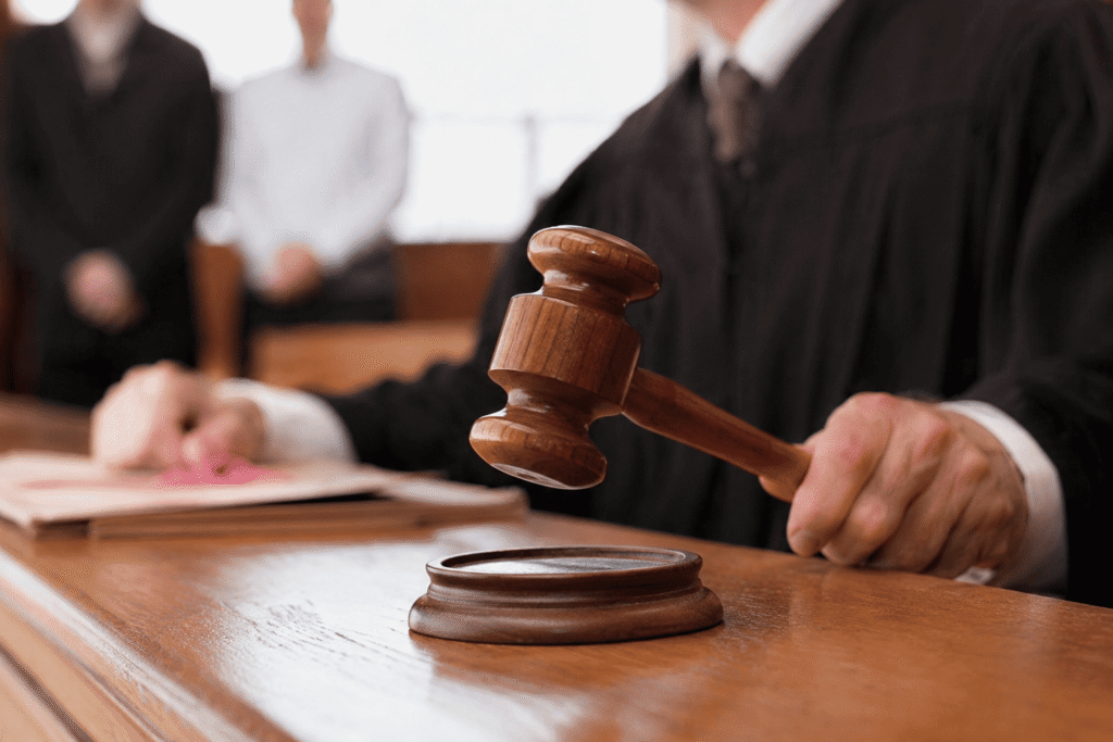 पंचकूला कोर्ट में पत्नी हत्या मामले में दोषी पति को उम्रकैद की सजा सुनाए जाने का सांकेतिक दृश्य, न्यायाधीश का हथौड़ा और अदालत का माहौल।फोटो क्रेडिट chat gpt