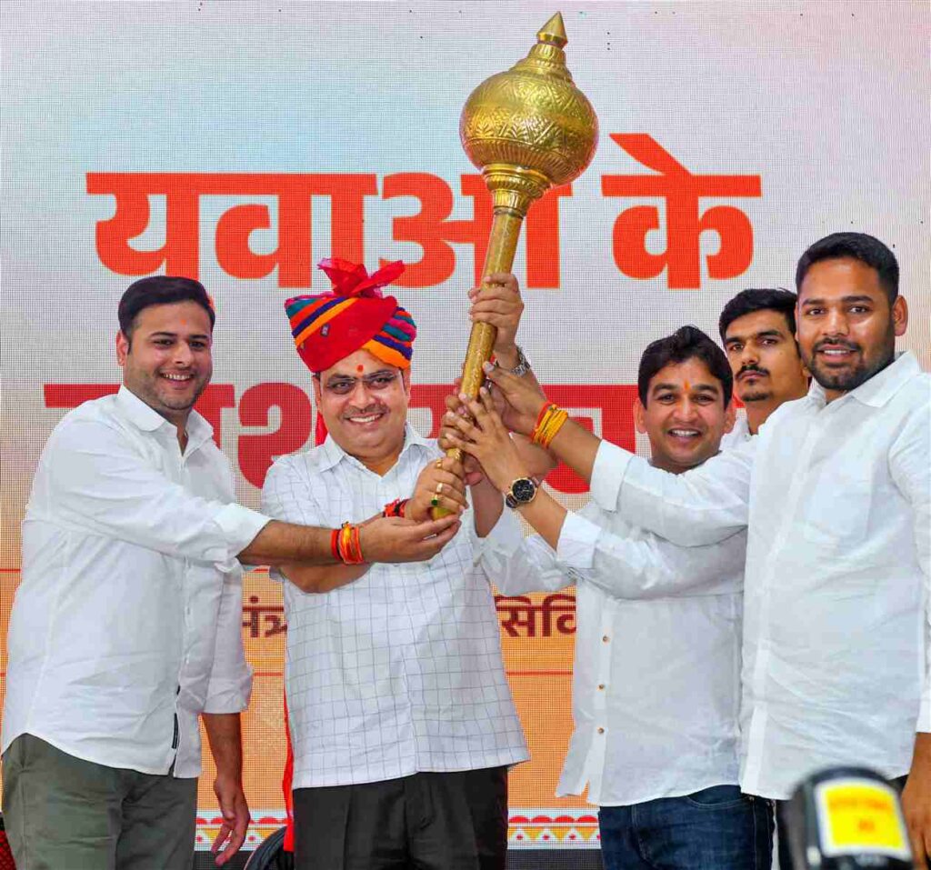 मुख्यमंत्री भजनलाल शर्मा का युवाओं से संवाद1.25 लाख से अधिक सरकारी नियुक्तियां मुख्यमंत्री का युवाओं से संवाद युवाओं के हित में पहले दिन से ही किया काम स्वरोजगार की ओर बढ़ें युवा, राज्य सरकार करेगी मदद