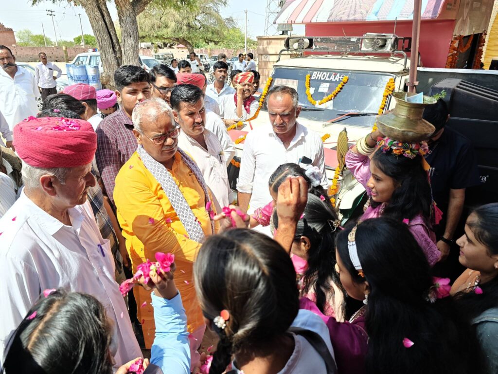 शिक्षा मंत्री ने फलौदी की ग्राम पंचायत कोलू पाबूजी में ग्राम रथ अभियान का किया अवलोकन