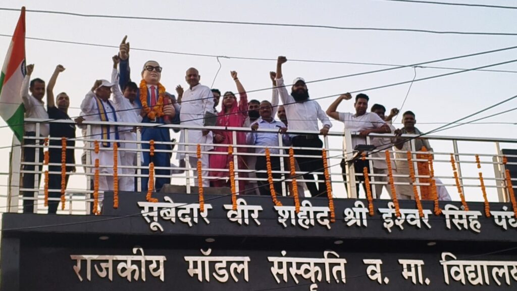 इस दौरान उपस्थित लोगों को संबोधित करते हुए कर्मवीर बौद्ध ने कहा कि हमारे समाज के ऊपर जो अत्याचार हो रहे हैं उन पर मैं खुलकर कार्य करूंगा।