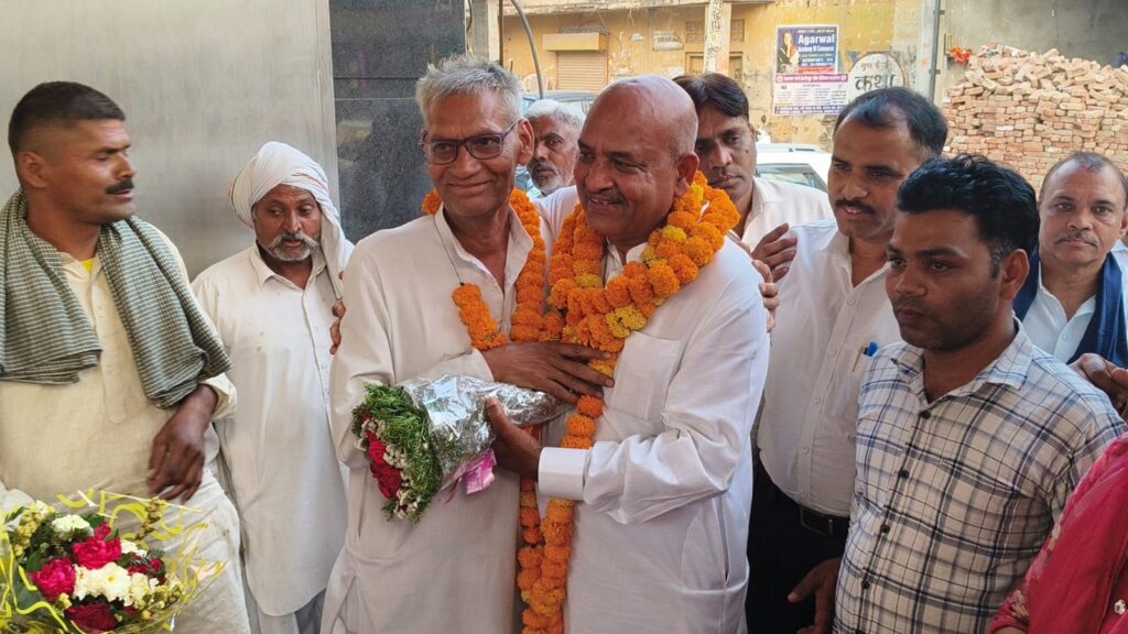 सांसद कर्मवीर बौद्ध ने बुद्ध पूर्णिमा के मौके पर तोशाम पहुंचने पर वाल्मीकि धर्मशाला में उपस्थित सफाई कर्मचारियों को संबोधित करते हुए कहे।