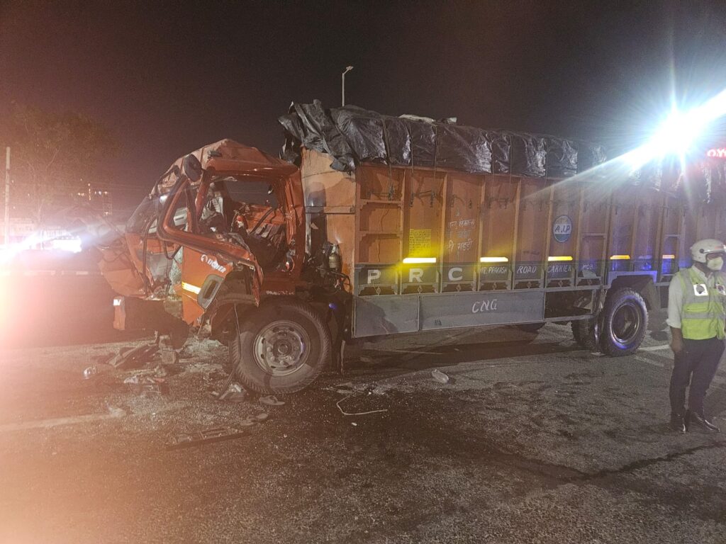 मानेसर आईएमटी चौक फ्लाईओवर के पास ट्रक और कैंटर की भीषण टक्कर में 3 लोगों की मौत हो गई। ट्रक सड़क पर खड़ा होने और रिफ्लेक्टर न लगे होने के कारण यह हादसा हुआ।