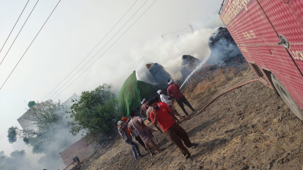 जाखल क्षेत्र में कई स्थानों पर आग लगने की घटनाओं से हड़कंप मच गया। दमकल विभाग की त्वरित कार्रवाई से समय रहते आग पर काबू पा लिया गया,