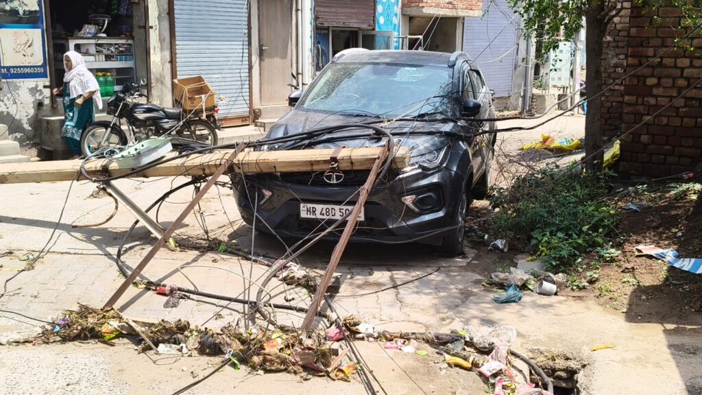 तोशाम में तेज अंधड़ से बिजली निगम के 400 पोल टूटे,