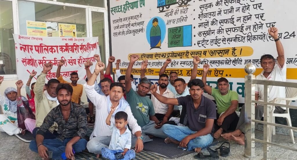 कलायत में सफाई कर्मचारियों ने आठवें दिन आंदोलन को तेज करते हुए अपनी मंागों के समर्थन में नगर पालिका कार्यालय भवन पर ताला जड़ दिया।