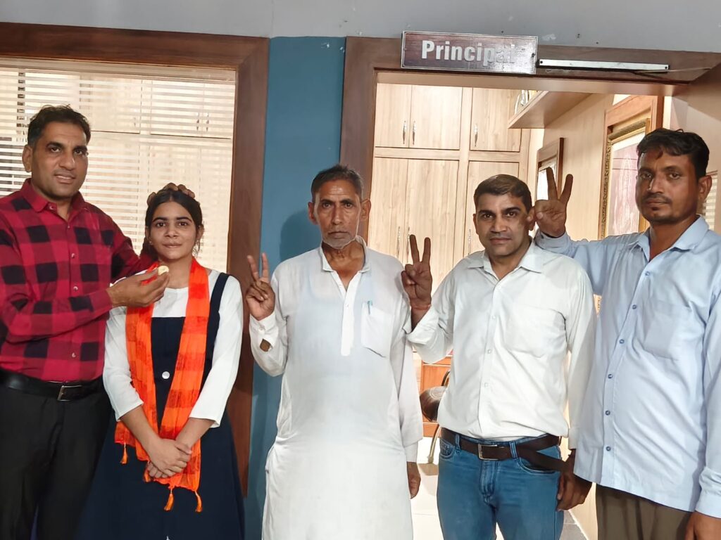 अपने परिजनों के साथ गांव मिरान की जिसने बेटी ने चमकाया हरियाणा में नाम, 12वीं कॉमर्स में तीसरा स्थान हासिल