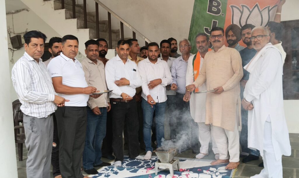 तरावड़ी कार्यक्रम में नीलोखेड़ी विधायक भगवानदास कबीरपंथी के नेतृत्व में किसान डेयरी फार्म पर हवन यज्ञ आयोजित किया गया