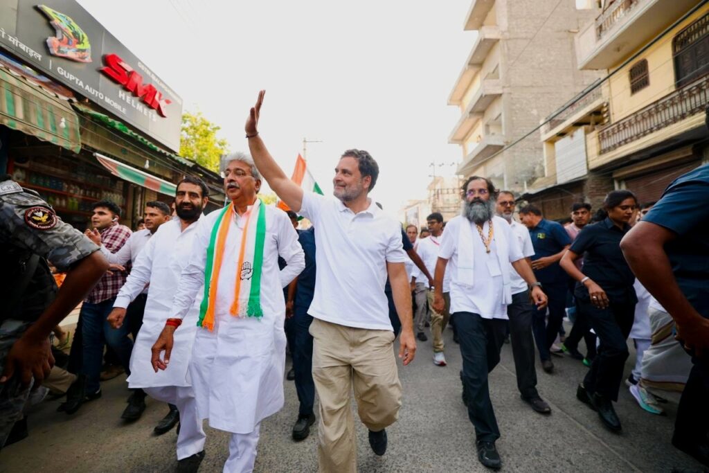 पूर्व सांसद बृजेन्द्र सिंह की अगुवाई में निकली इस यात्रा में राहुल गांधी खांडसा चौक से एसडी स्कूल तक पैदल शामिल हुए।