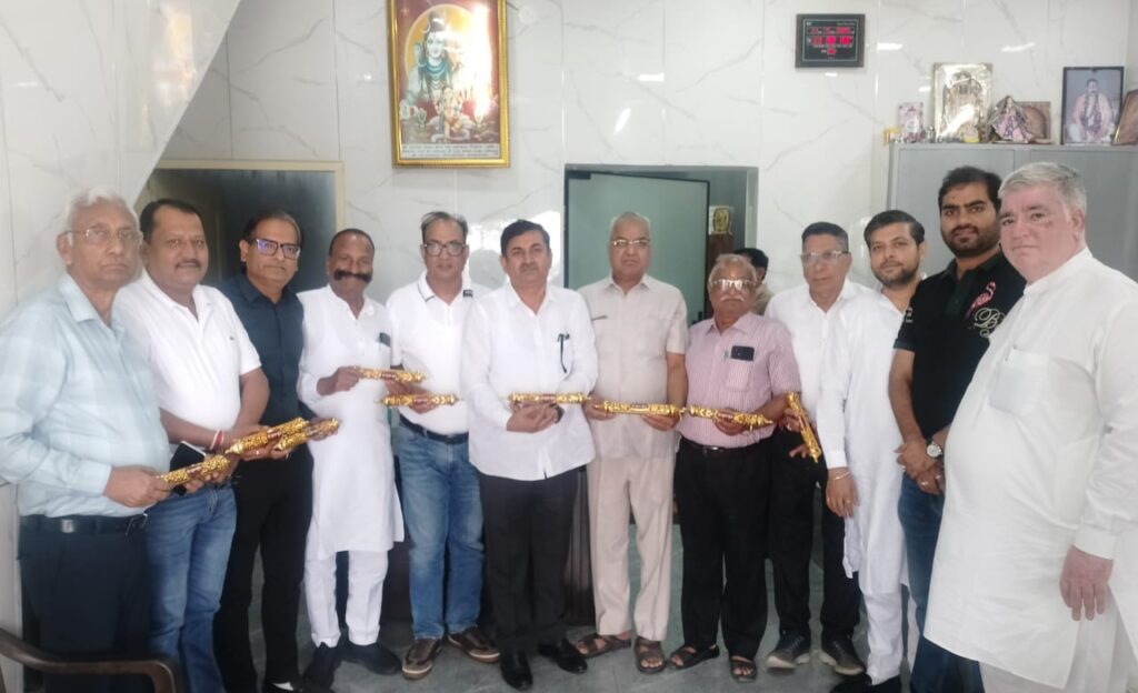 तरावड़ी अनाज मंडी मे मीटिंग करते श्री कृष्ण कृपा सेवा समिति से जुड़े पदाधिकारी।