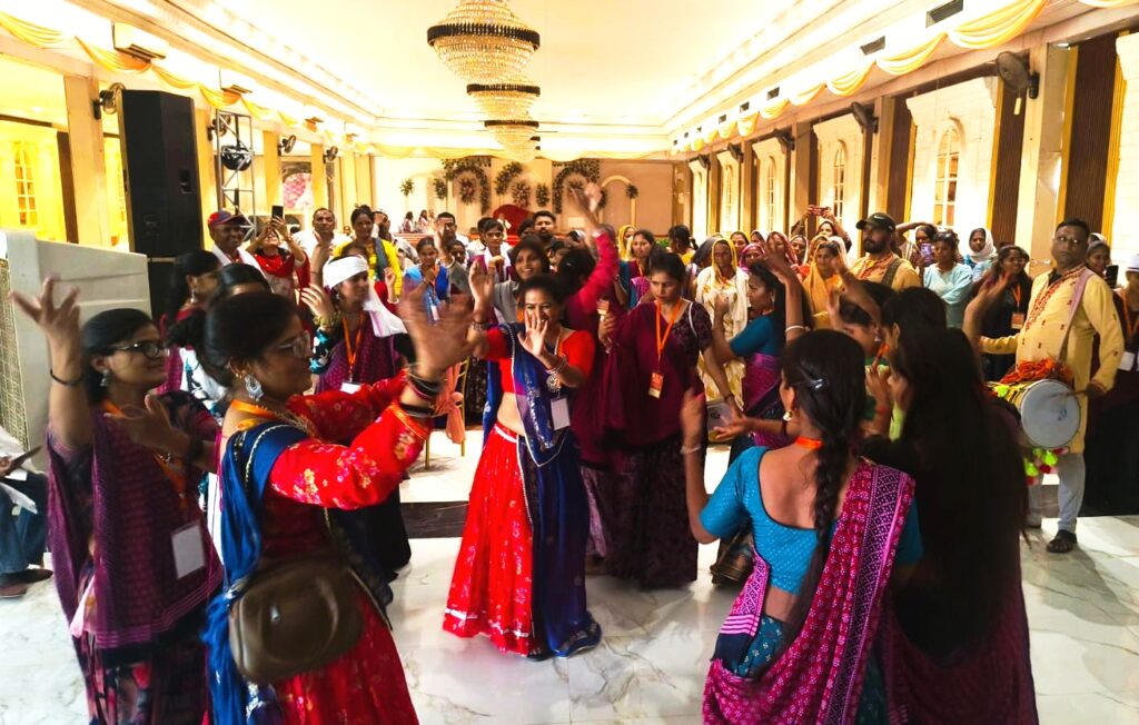 दिल्ली के लाल किला मैदान में जनजातीय सांस्कृतिक समागम का भव्य आयोजन हुआ, जिसमें देशभर से लगभग 2 लाख जनजातीय बंधु-भगिनी शामिल हुए। बिरसा मुंडा की 150वीं जयंती वर्ष के अवसर पर आयोजित इस कार्यक्रम में जनजातीय संस्कृति, परंपराओं और अस्मिता का प्रदर्शन किया गया।
