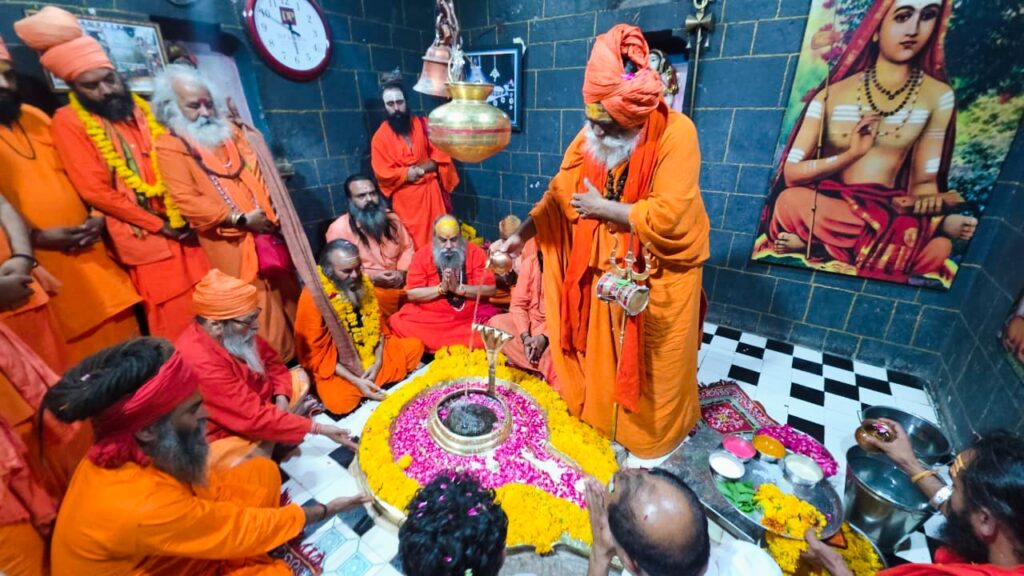 श्री तिलभांडेश्वर महादेव मंदिर में संतों का संगम, जगतगुरु नरेंद्रानंद बोले— दर्शन मात्र से दूर होते हैं कष्ट खिल भारतीय अखाड़ा परिषद के महामंत्री श्रीमहंत हरि गिरि महाराज के मार्गदर्शन में अनेक संतों ने उज्जैन जिले के प्रसिद्ध श्री तिलभांडेश्वर महादेव मंदिर में दर्शन एवं पूजा-अर्चना की