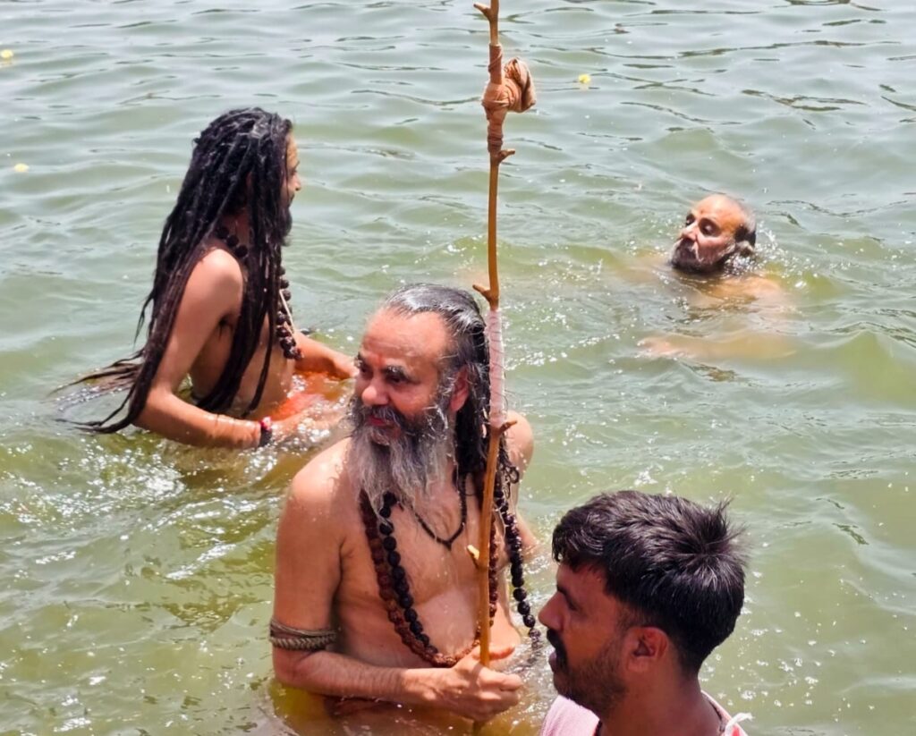 गंगा दशहरा पर संतों ने किया शिप्रा पूजन, जगत कल्याण के लिए हुआ विशेष हवन गंगा दशहरा पर्व का सनातन धर्म में बहुत अधिक महत्व - शंकराचार्य नरेंद्रानंद