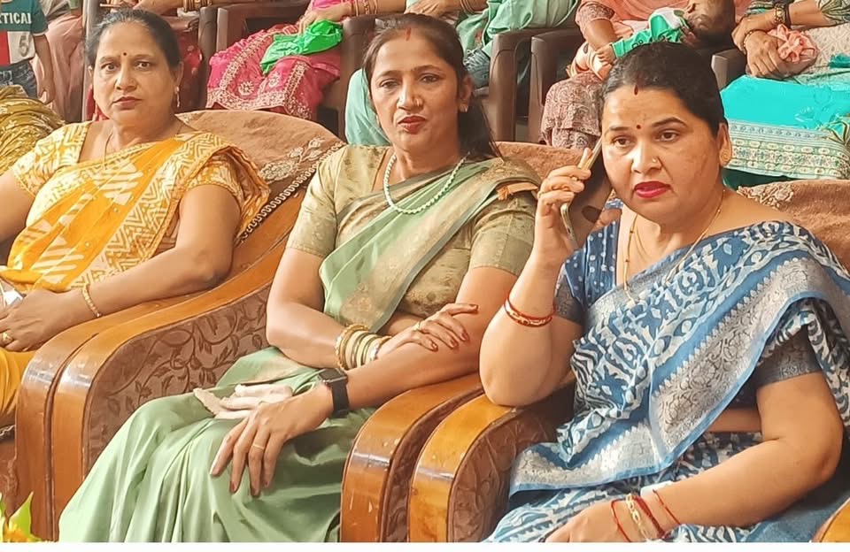 इस अवसर पर विद्यालय का समस्त स्टाफ मौजूद रहा। कार्यक्रम में मंच का सफल संचालन कमला नैन व रूची मैडम ने किया,कार्यक्रम का समापन मातृ शक्ति के सम्मान और धन्यवाद ज्ञापन के साथ हुआ