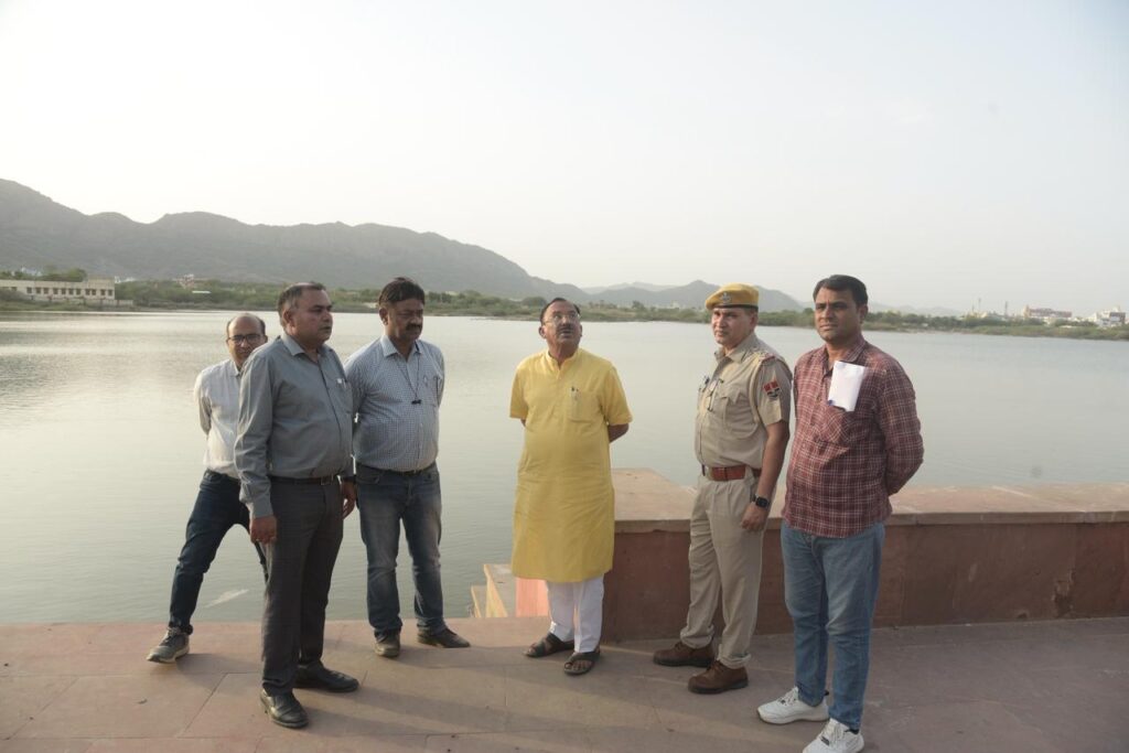 विधानसभा अध्यक्ष श्री वासुदेव देवनानी ने गुरुवार को चौरसियावास तालाब क्षेत्र का निरीक्षण कर विकास कार्यों की रूपरेखा का अवलोकन किया।