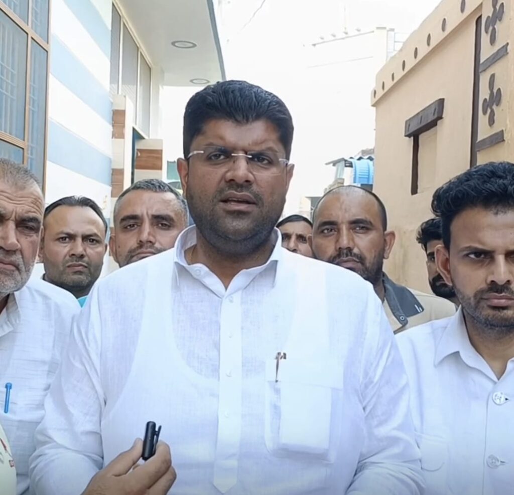 दुष्यंत चौटाला ने कहा है कि पश्चिम बंगाल के चुनाव में सरकारी मशीनरी का दुरुपयोग हुआ है और ये लोकतंत्र के लिए खतरनाक है।