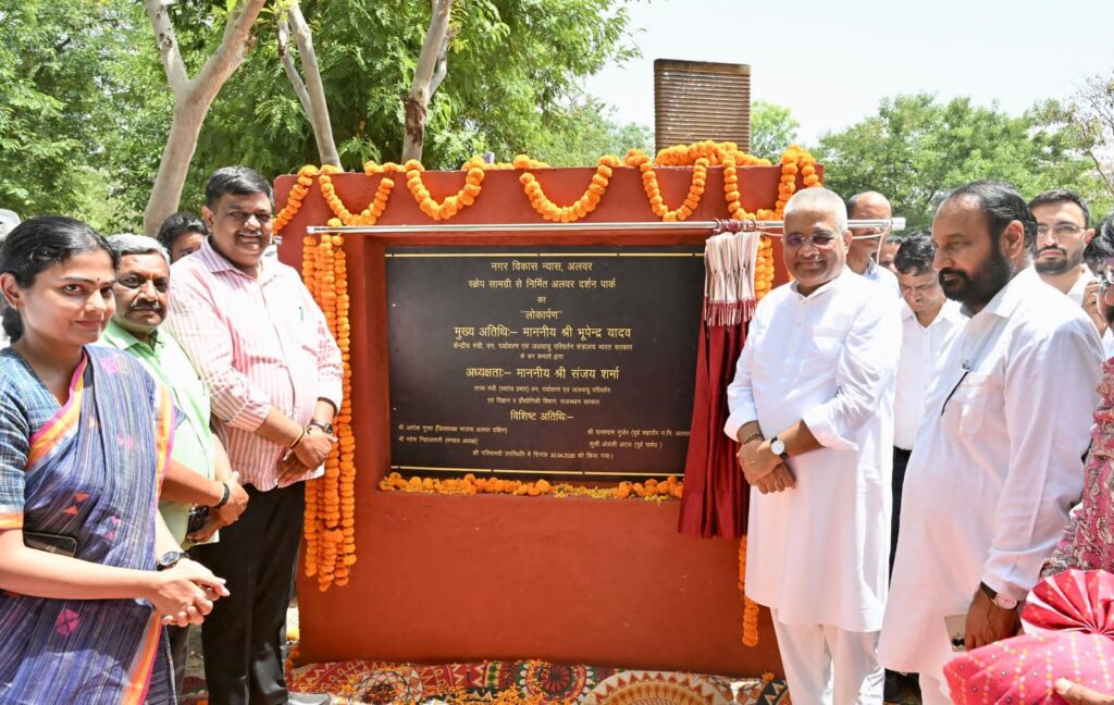 संजय शर्मा ने गुरूवार को अलवर शहर के डी-ब्लॉक बुध विहार में प्रदेश की पहली हाईटेक पार्क लाइब्रेरी ‘विद्या कुंज’, सूर्य नगर में अलवर दर्शन पार्क तथा इंदिरा गांधी स्टेडियम में कुश्ती हॉल का शुभारम्भ कर आमजन को समर्पित किया।