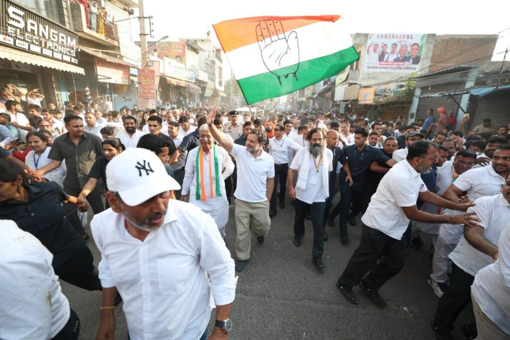 राहुल गांधी ने शुक्रवार को गुरुग्राम में पूर्व सांसद बृजेन्द्र सिंह की अगुवाई में निकाली जा रही सद्भाव यात्रा में शिरकत करते हुए केंद्र सरकार और प्रधानमंत्री नरेंद्र मोदी पर तीखा हमला बोला।