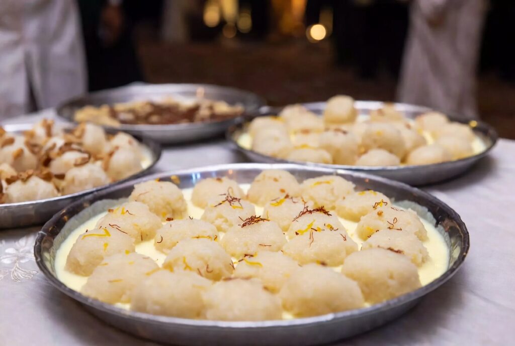 शादी समारोह में परोसी गई रसमलाई मिठाई, कोटपूतली फूड पॉइजनिंग घटना से संबंधित-फोटो AI जनरेटेड हैं