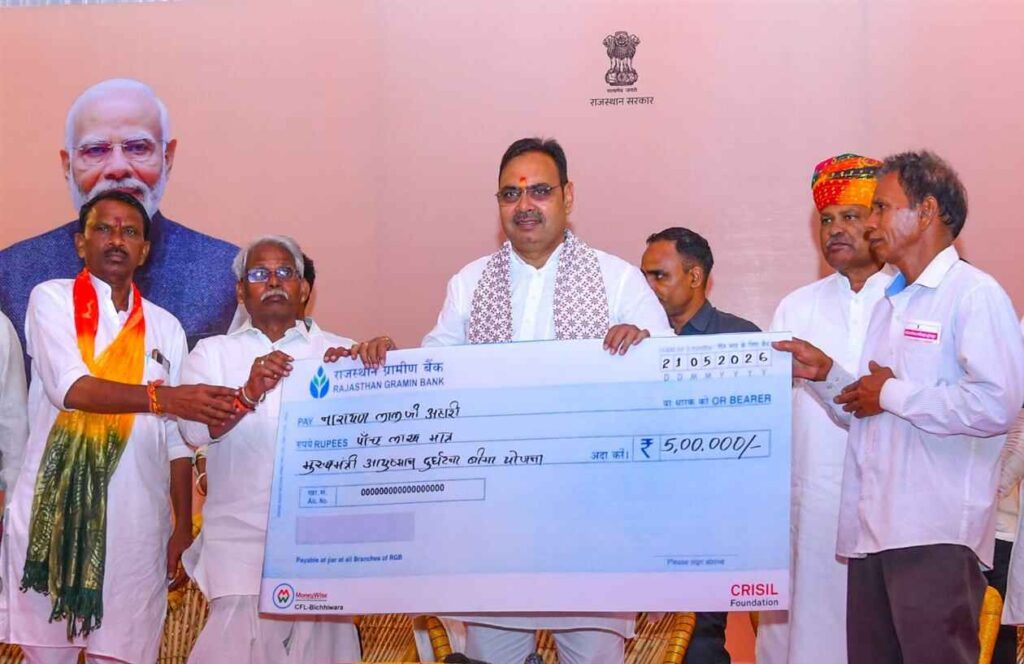 मुख्यमंत्री ने किसानों और युवाओं से किया संवाद - विभिन्न योजनाओं में युवाओं को सौंपे ऋण चैक