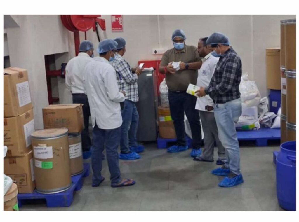 फूड सप्लीमेंट “ग्लूकोज प्लस विटामिन D” का नमूना लिया गया। फूड सप्लीमेंट “प्लेट-एम सिरप” का नमूना लिया गया, जिस पर Anemia, Weakness and Deficiency of Blood Platelets का दावा किया गया