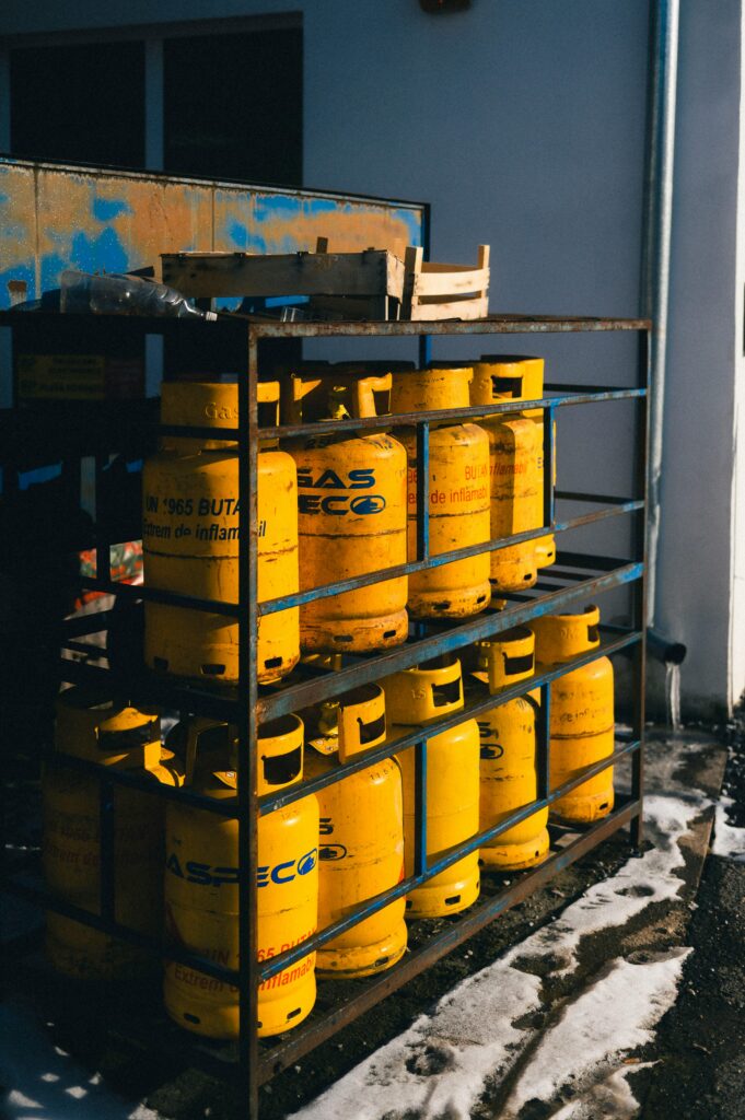 भारत में 1 मई 2026 से कमर्शियल LPG सिलेंडर ₹993 महंगा हुआ। जानिए इस बढ़ोतरी का असर आम आदमी, रेस्टोरेंट और छोटे उद्योगों पर कैसे पड़ेगा।