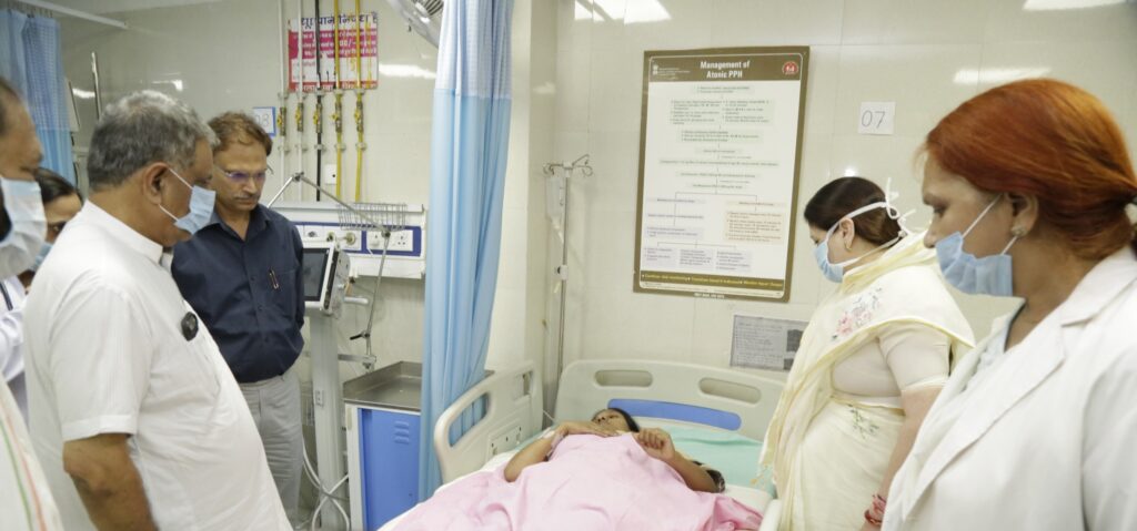 चिकित्सा मंत्री कोटा पहुंचकर प्रसूताओं और उनके परिजनों से मिले