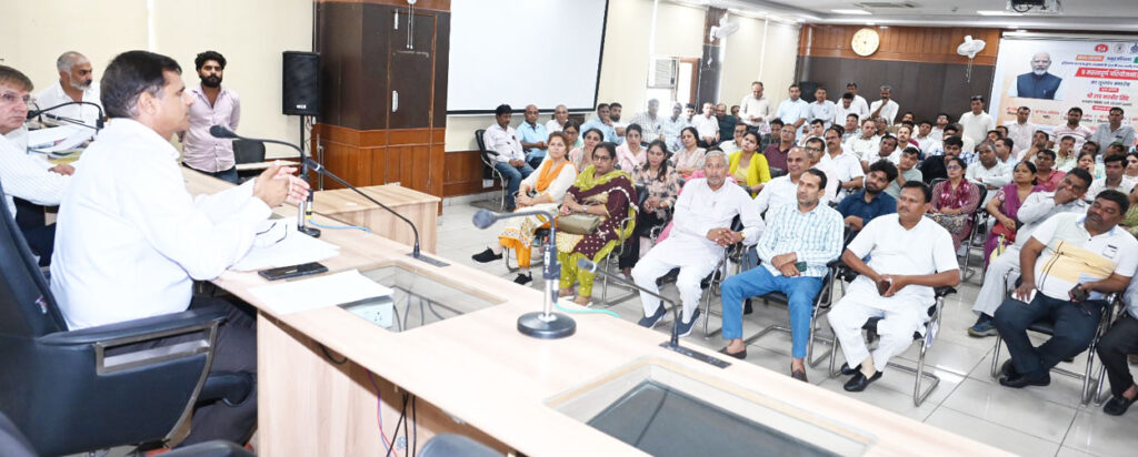 सोनीपत। मतदाता सूची को लेकर अधिकारियों व सुपरवाइजर की बैठक लेते एसडीएम।