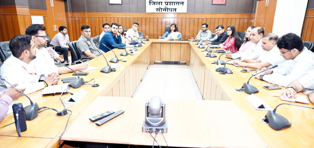 सोनीपत में पेट्रोल-डीजल की अवैध बिक्री पर सख्ती सोनीपत पेट्रोलियम पदार्थों की अवैध बिक्री को रोकने के संबंध में ली अधिकारियों की बैठक लेते उपायुक्त।