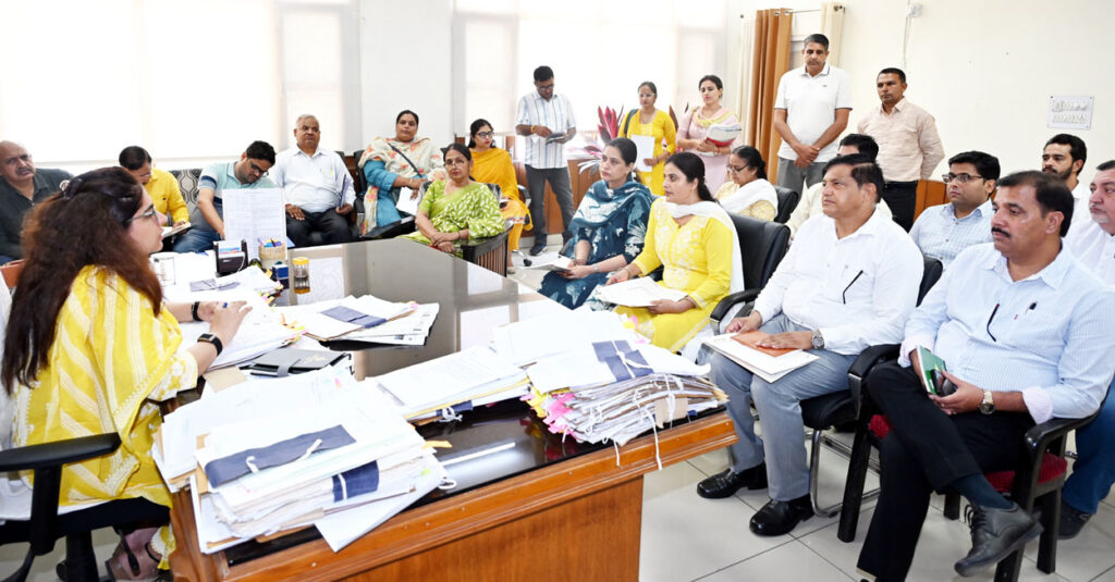 सोनीपत। जिला बाल कल्याण एवं संरक्षण समिति की बैठक लेती सीटीएम सिमरन।