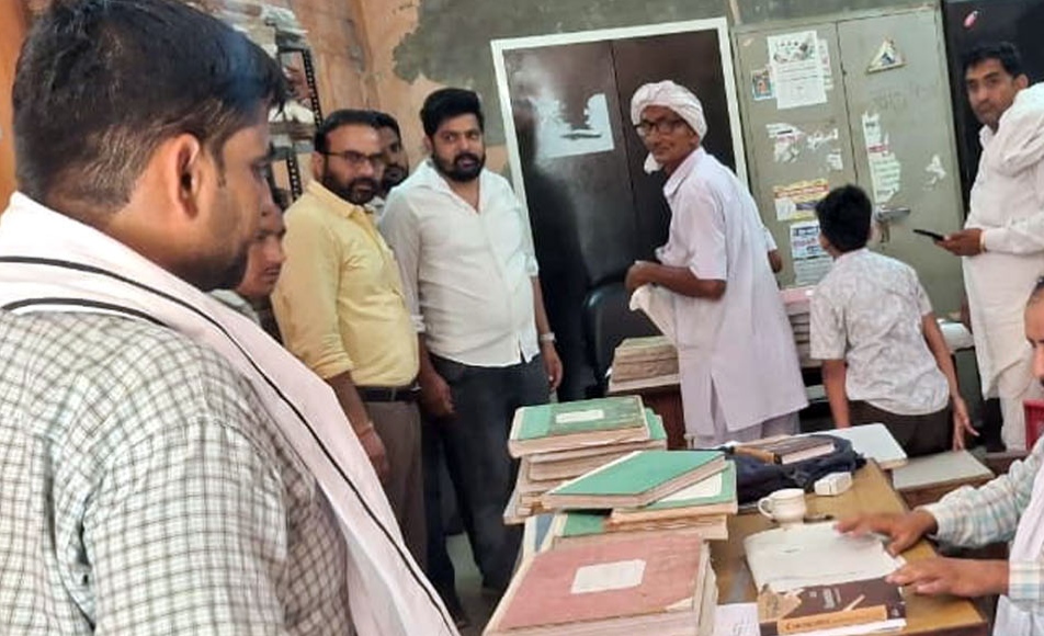 कलायत पटवारखाने में तहसीलदार का औचक निरीक्षण ड्यूटी से गायब मिले पटवारी को नोटिस कलायत पटवार कार्यालय का निरीक्षण करते तहसीलदार अजय वर्मा