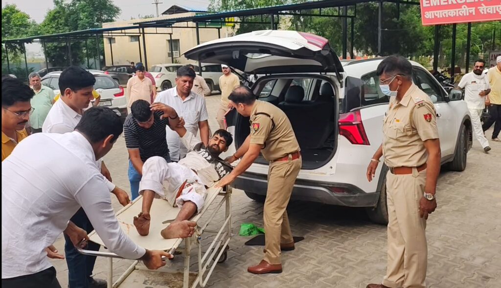 आरोपी को अस्पताल ले जाती पुलिस टीम