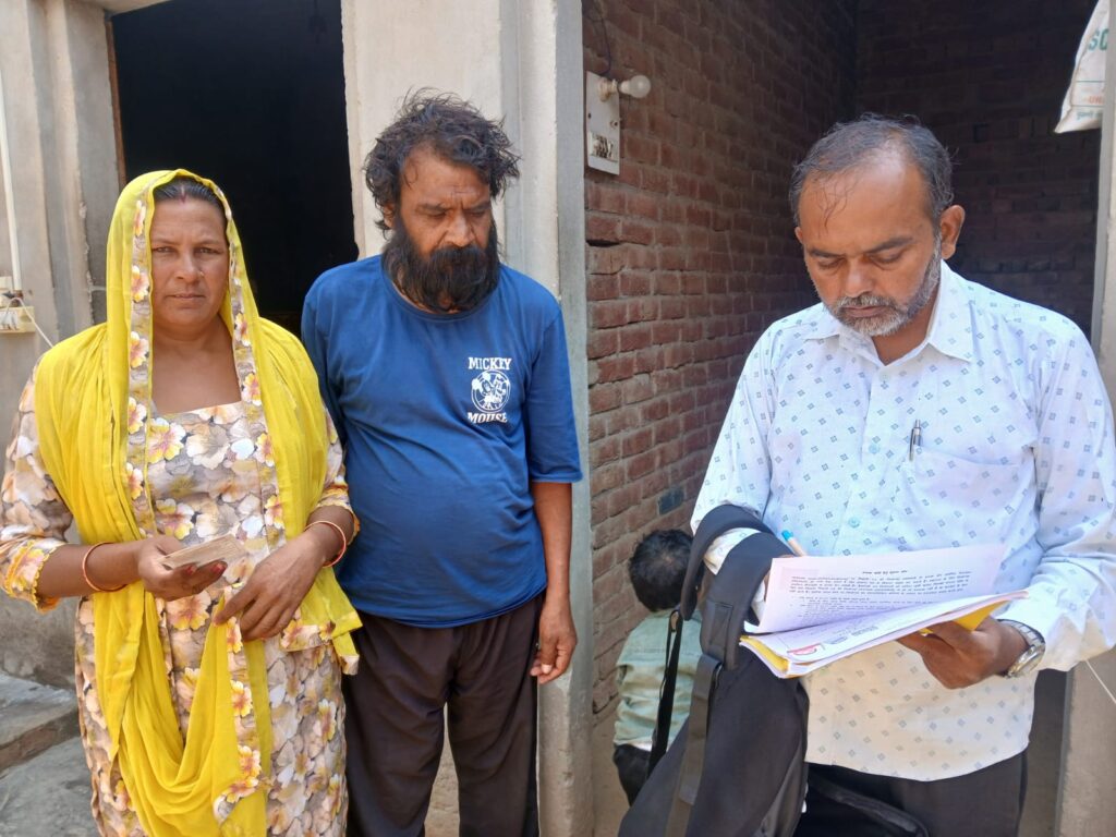 फतेहाबाद में मतदाता सूची पुनरीक्षण अभियान तेज 7.10 लाख मतदाताओं तक पहुंच रहे बीएलओ बूथ पर गणना प्रपत्र वितरित करते हुए संबंधित बीएलओ